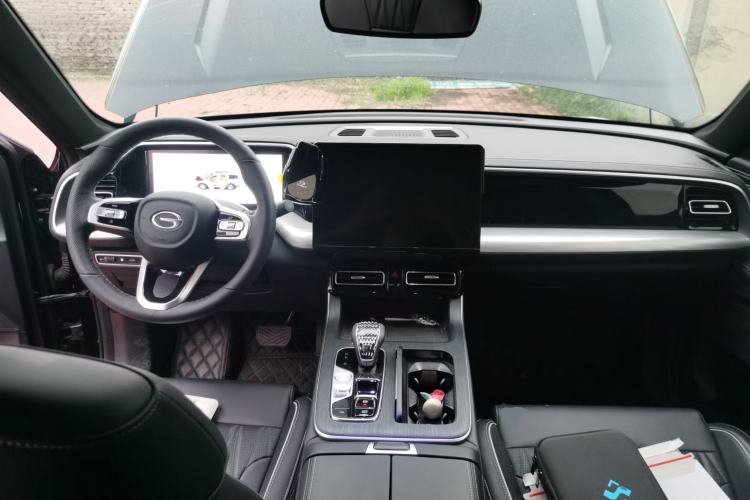 Used GAC Trumpchi GS8 2025 Linghang Series 2.0 TGDI Four-Wheel-Drive Luxury Edition 5 Seats Center Console