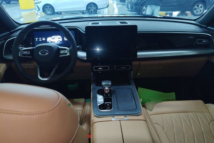 Used GAC Trumpchi GS8 2025 Linghang Series 2.0 TGDI Two-Wheel-Drive Luxury Edition 5 Seats Center Console