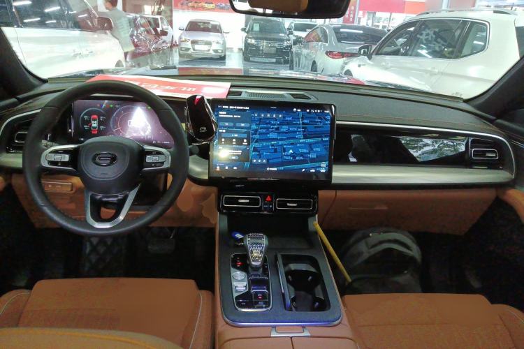 Used GAC Trumpchi GS8 2025 Linghang Series 2.0 TGDI Two-Wheel-Drive Luxury Edition 5 Seats Center Console