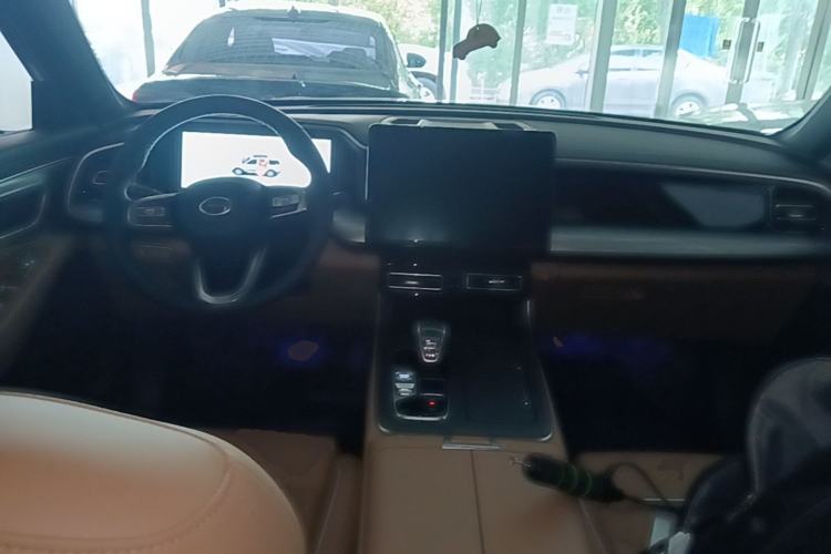 Used GAC Trumpchi GS8 2025 Linghang Series 2.0 TGDI Two-Wheel-Drive Luxury Edition 5 Seats Center Console