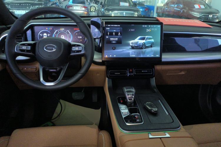 Used GAC Trumpchi GS8 2025 Linghang Series 2.0 TGDI Two-Wheel-Drive Luxury Edition 5 Seats Center Console