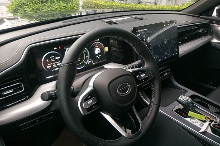 Used GAC Trumpchi GS8 2025 Linghang Series 2.0 TGDI Two-Wheel-Drive Luxury Edition 5 Seats Center Console