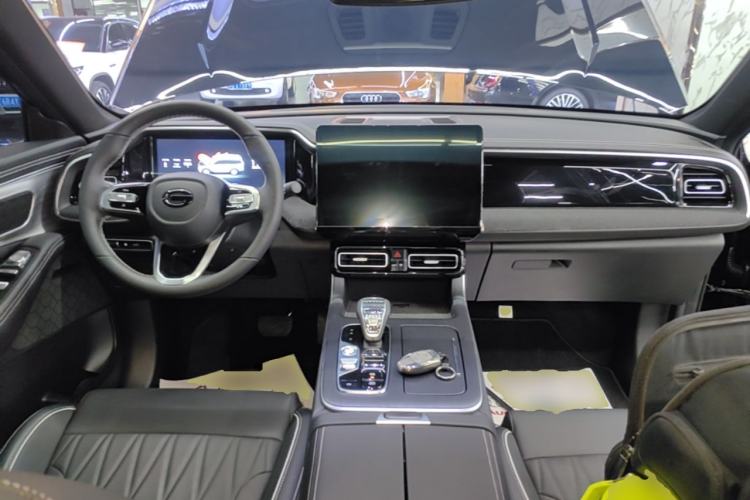 Used GAC Trumpchi GS8 2025 Linghang Series 2.0 TGDI Two-Wheel-Drive Luxury Edition 5 Seats Center Console
