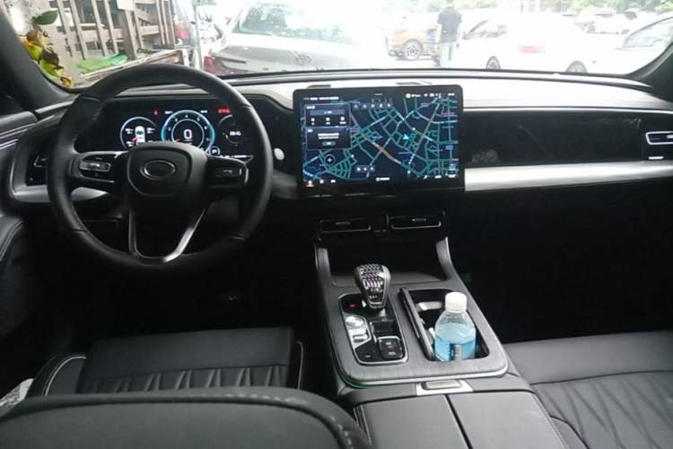 Used GAC Trumpchi GS8 2025 Linghang Series 2.0 TGDI Two-Wheel-Drive Luxury Edition 5 Seats Center Console