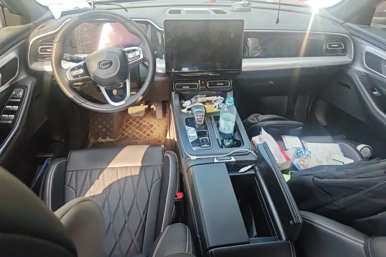 Used GAC Trumpchi GS8 2025 Linghang Series 2.0 TGDI Two-Wheel-Drive Luxury Edition 5 Seats Center Console