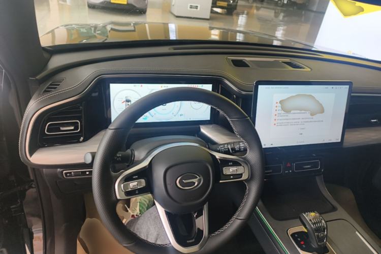 Used GAC Trumpchi GS8 2025 Linghang Series 2.0 TGDI Two-Wheel-Drive Luxury Edition 5 Seats Center Console