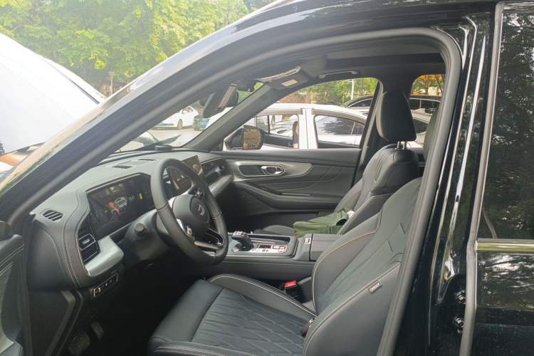 Used GAC Trumpchi GS8 2025 Linghang Series 2.0 TGDI Two-Wheel-Drive Luxury Edition 5 Seats Driver Seat