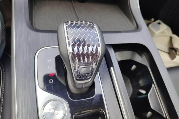 Used GAC Trumpchi GS8 2025 Linghang Series 2.0 TGDI Two-Wheel-Drive Luxury Edition 5 Seats Gear Lever