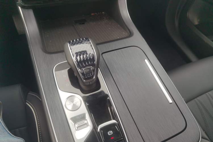 Used GAC Trumpchi GS8 2025 Linghang Series 2.0 TGDI Two-Wheel-Drive Luxury Edition 5 Seats Gear Lever