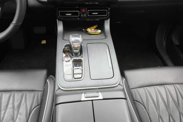 Used GAC Trumpchi GS8 2025 Linghang Series 2.0 TGDI Two-Wheel-Drive Luxury Edition 5 Seats Gear Lever