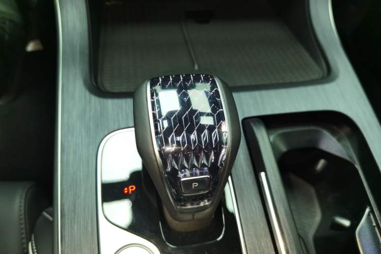 Used GAC Trumpchi GS8 2025 Linghang Series 2.0 TGDI Two-Wheel-Drive Luxury Edition 5 Seats Gear Lever