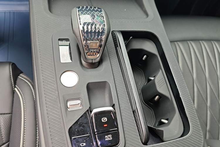 Used GAC Trumpchi GS8 2025 Linghang Series 2.0 TGDI Two-Wheel-Drive Luxury Edition 5 Seats Gear Lever