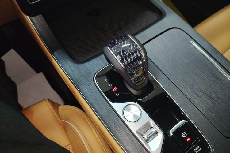 Used GAC Trumpchi GS8 2025 Linghang Series 2.0 TGDI Two-Wheel-Drive Luxury Edition 5 Seats Gear Lever