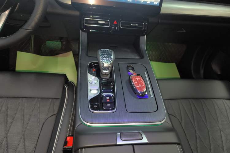 Used GAC Trumpchi GS8 2025 Linghang Series 2.0 TGDI Two-Wheel-Drive Luxury Edition 5 Seats Gear Lever