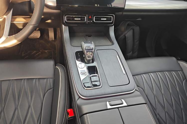 Used GAC Trumpchi GS8 2025 Linghang Series 2.0 TGDI Two-Wheel-Drive Luxury Edition 5 Seats Gear Lever