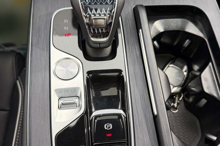 Used GAC Trumpchi GS8 2025 Linghang Series 2.0 TGDI Two-Wheel-Drive Luxury Edition 5 Seats Gear Lever