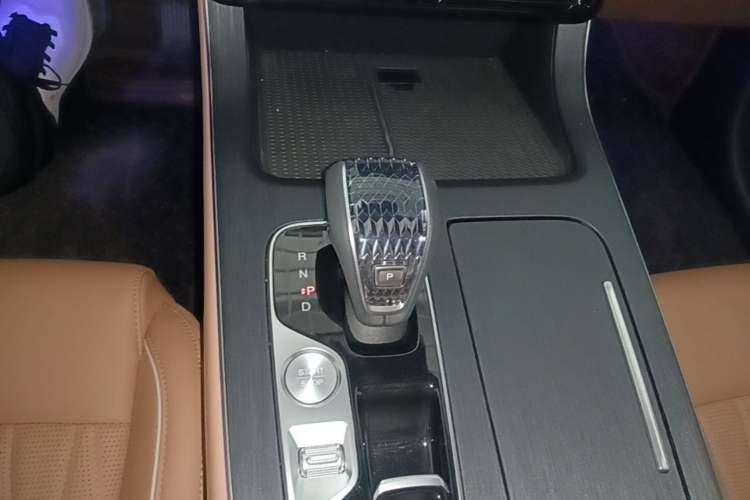 Used GAC Trumpchi GS8 2025 Linghang Series 2.0 TGDI Two-Wheel-Drive Luxury Edition 5 Seats Gear Lever