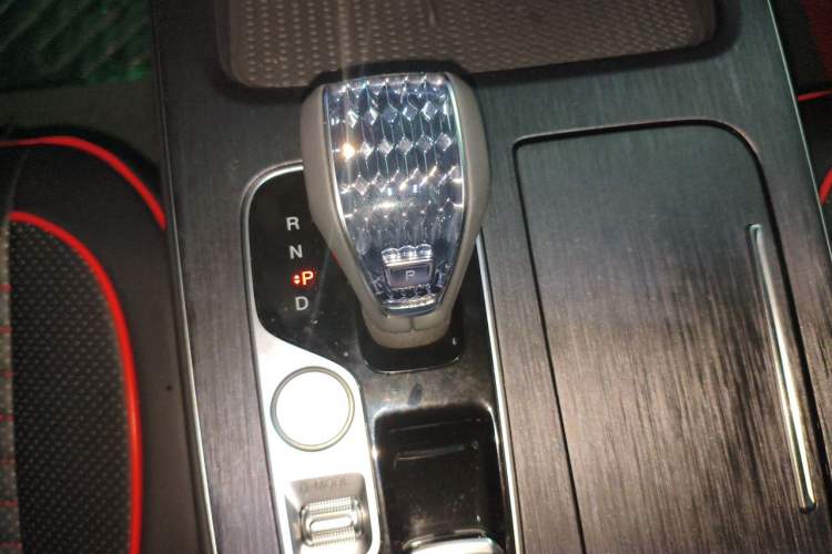 Used GAC Trumpchi GS8 2025 Linghang Series 2.0 TGDI Two-Wheel-Drive Luxury Edition 5 Seats Gear Lever