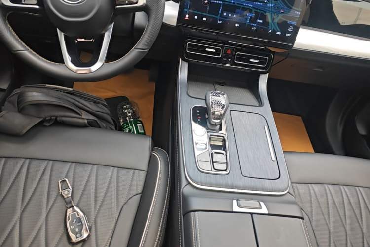 Used GAC Trumpchi GS8 2025 Linghang Series 2.0 TGDI Two-Wheel-Drive Luxury Edition 5 Seats Gear Lever