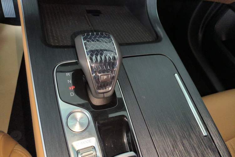 Used GAC Trumpchi GS8 2025 Linghang Series 2.0 TGDI Two-Wheel-Drive Luxury Edition 5 Seats Gear Lever