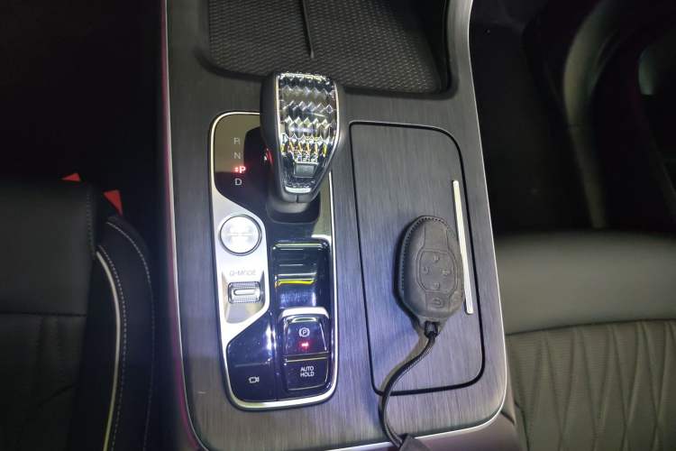 Used GAC Trumpchi GS8 2025 Linghang Series 2.0 TGDI Two-Wheel-Drive Luxury Edition 5 Seats Gear Lever