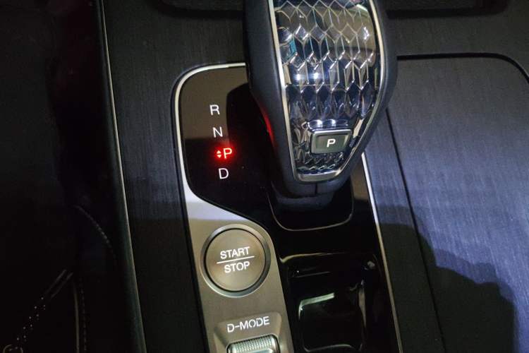 Used GAC Trumpchi GS8 2025 Linghang Series 2.0 TGDI Two-Wheel-Drive Luxury Edition 5 Seats Gear Lever
