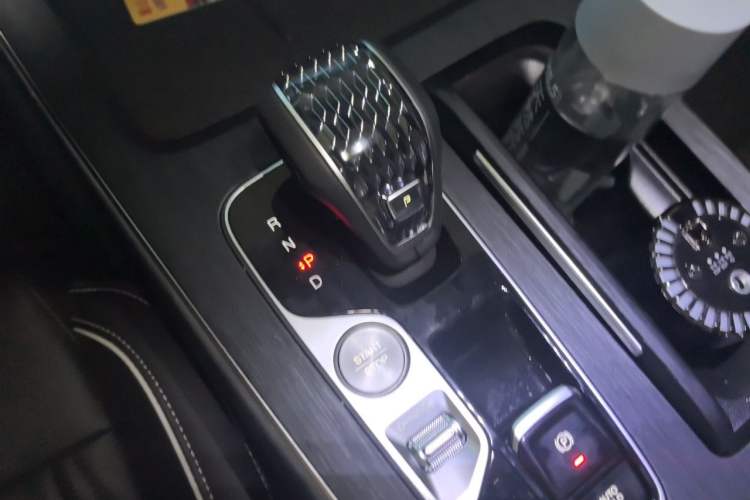 Used GAC Trumpchi GS8 2025 Linghang Series 2.0 TGDI Two-Wheel-Drive Luxury Edition 5 Seats Gear Lever