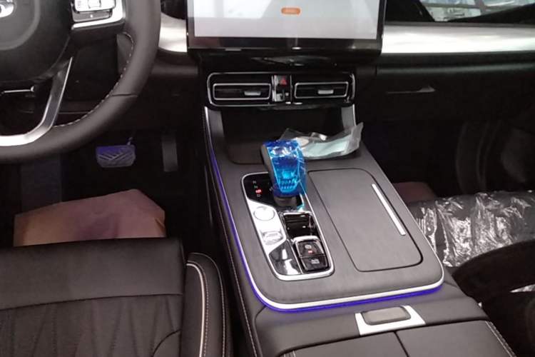 Used GAC Trumpchi GS8 2025 Linghang Series 2.0 TGDI Two-Wheel-Drive Luxury Edition 5 Seats Gear Lever