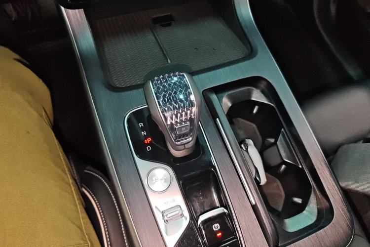 Used GAC Trumpchi GS8 2025 Linghang Series 2.0 TGDI Two-Wheel-Drive Luxury Edition 5 Seats Gear Lever
