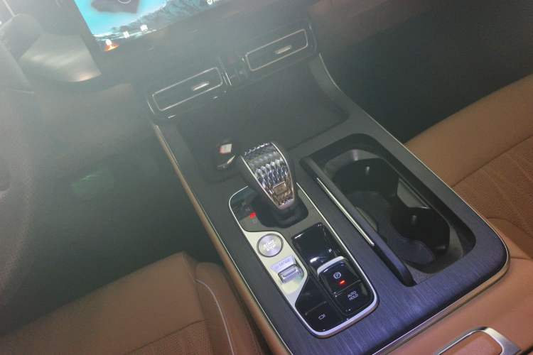 Used GAC Trumpchi GS8 2025 Linghang Series 2.0 TGDI Two-Wheel-Drive Luxury Edition 5 Seats Gear Lever