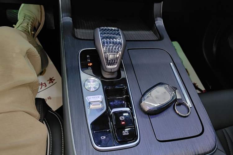 Used GAC Trumpchi GS8 2025 Linghang Series 2.0 TGDI Two-Wheel-Drive Luxury Edition 5 Seats Gear Lever