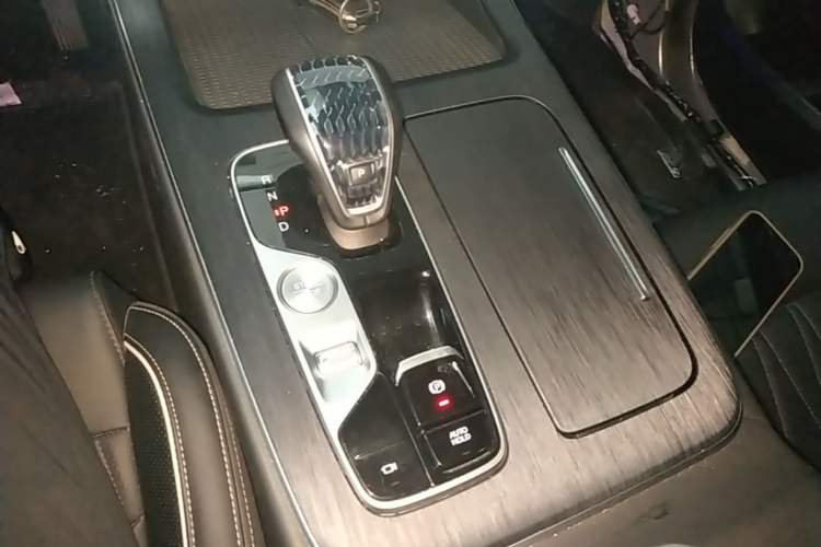 Used GAC Trumpchi GS8 2025 Linghang Series 2.0 TGDI Two-Wheel-Drive Luxury Edition 5 Seats Gear Lever