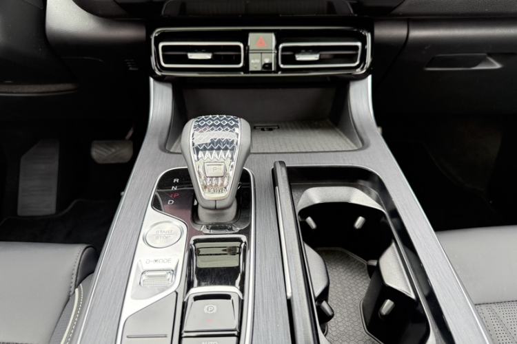 Used GAC Trumpchi GS8 2025 Linghang Series 2.0 TGDI Two-Wheel-Drive Luxury Edition 5 Seats Gear Lever