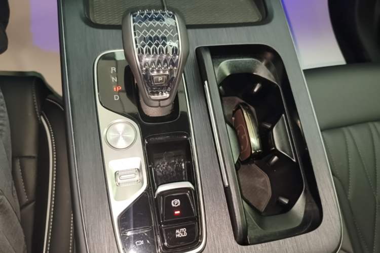 Used GAC Trumpchi GS8 2025 Linghang Series 2.0 TGDI Two-Wheel-Drive Luxury Edition 5 Seats Gear Lever