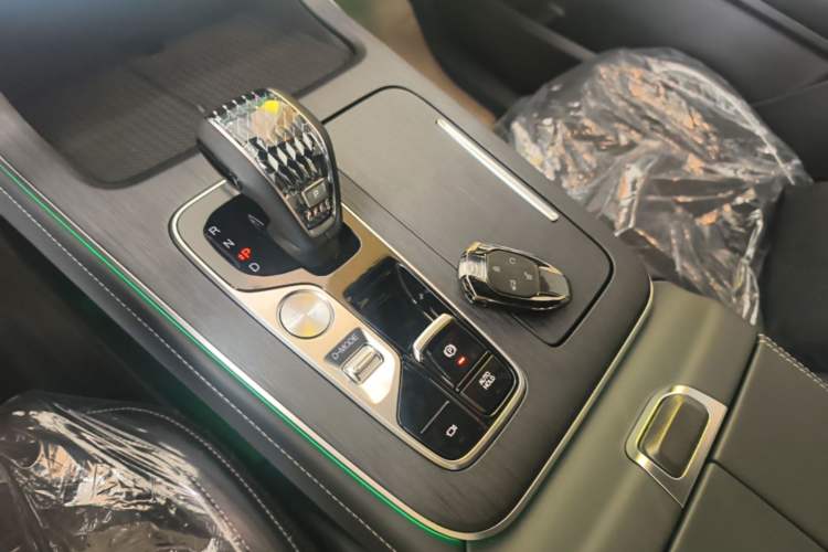 Used GAC Trumpchi GS8 2025 Linghang Series 2.0 TGDI Two-Wheel-Drive Luxury Edition 5 Seats Gear Lever