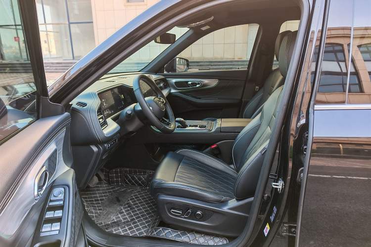 Used GAC Trumpchi GS8 2025 Linghang Series 2.0 TGDI Two-Wheel-Drive Luxury Edition 5 Seats Interior 2