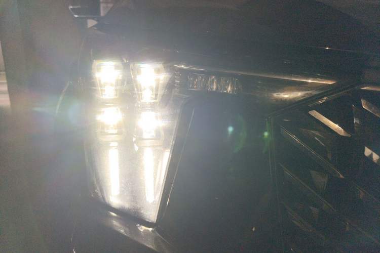 Used GAC Trumpchi GS8 2025 Linghang Series 2.0 TGDI Two-Wheel-Drive Luxury Edition 5 Seats Right Front Headlight