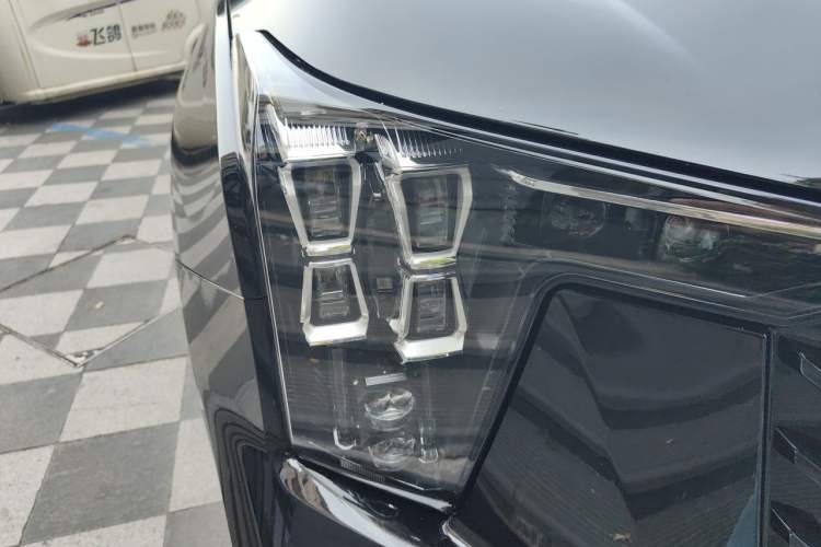 Used GAC Trumpchi GS8 2025 Linghang Series 2.0 TGDI Two-Wheel-Drive Luxury Edition 5 Seats Right Front Headlight