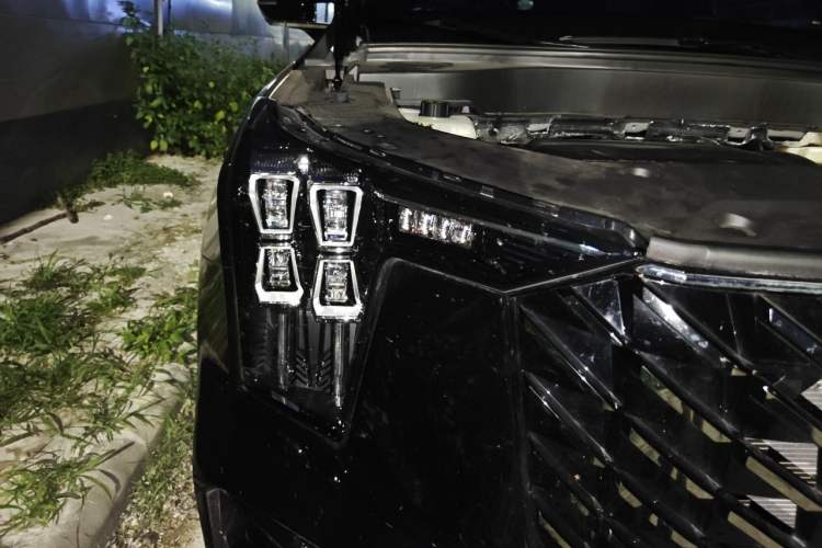 Used GAC Trumpchi GS8 2025 Linghang Series 2.0 TGDI Two-Wheel-Drive Luxury Edition 5 Seats Right Front Headlight