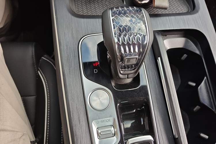 Used GAC Trumpchi GS8 2025 Linghang Series 2.0 TGDI Two-Wheel-Drive Luxury Edition 5 Seats Gear Lever