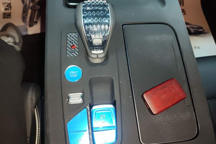 Used GAC Trumpchi GS8 2025 Linghang Series 2.0 TGDI Two-Wheel-Drive Luxury Edition 5 Seats Gear Lever