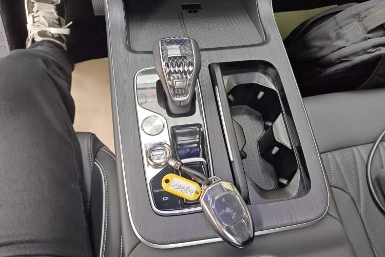 Used GAC Trumpchi GS8 2025 Linghang Series 2.0 TGDI Two-Wheel-Drive Luxury Edition 5 Seats Gear Lever