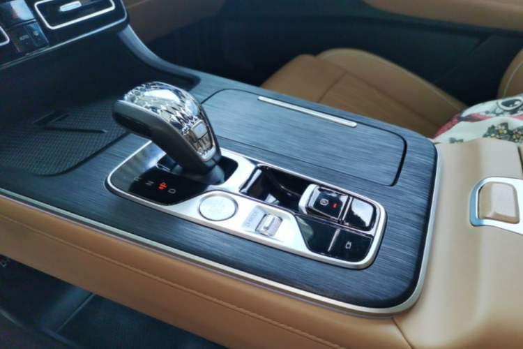 Used GAC Trumpchi GS8 2025 Linghang Series 2.0 TGDI Two-Wheel-Drive Luxury Edition 5 Seats Gear Lever