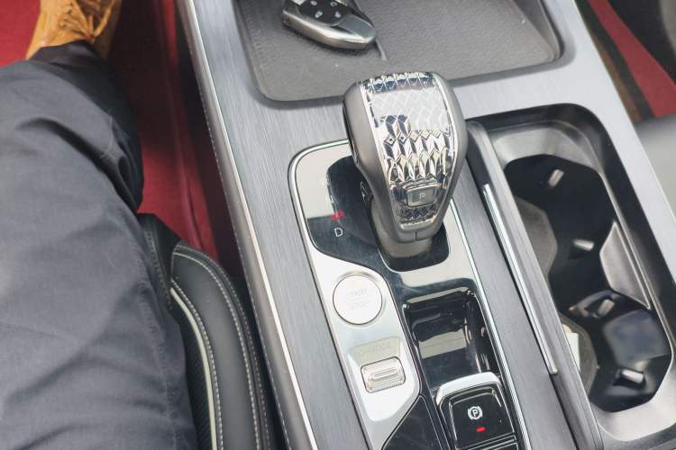 Used GAC Trumpchi GS8 2025 Linghang Series 2.0 TGDI Two-Wheel-Drive Luxury Edition 5 Seats Gear Lever