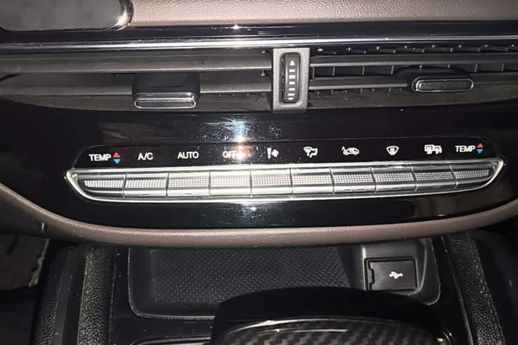 Used GAC Trumpchi M6 2019 270T Automatic Luxury Edition (7-seater) China V Standard Audio And AC Panel