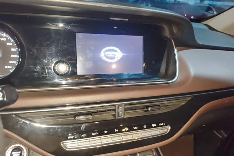 Used GAC Trumpchi M6 2019 270T Automatic Luxury Edition (7-seater) China V Standard Audio And AC Panel