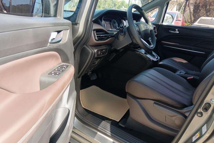 Used GAC Trumpchi M6 2019 270T Automatic Luxury Edition (6-seater) - China V Standard Interior 2