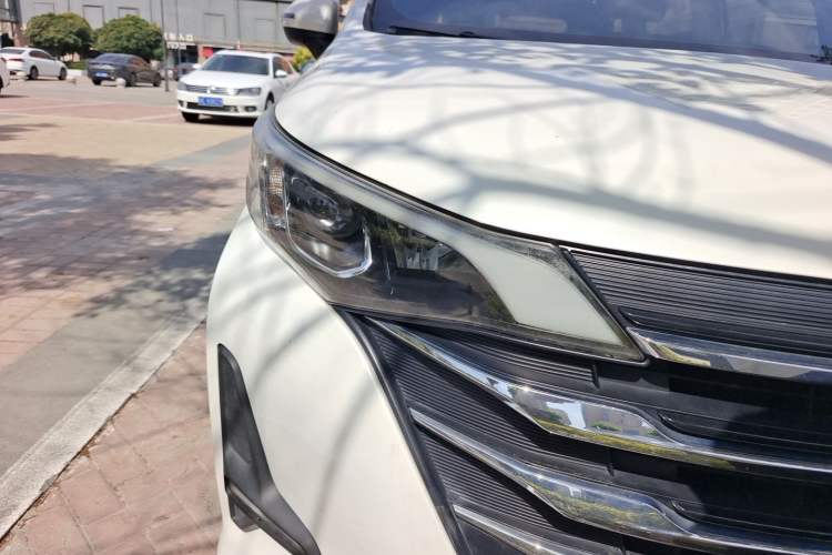 Used GAC Trumpchi M6 2019 270T Automatic Luxury Edition (7-seater) China V Standard Right Front Headlight