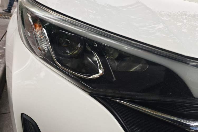 Used GAC Trumpchi M6 2019 270T DCT Luxury Edition (7-seater) China VI Right Front Headlight