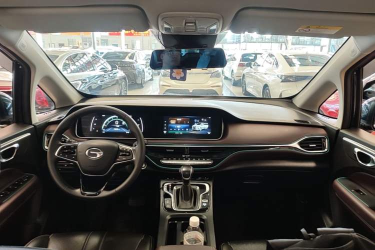 Used GAC Trumpchi M6 2021 270T DCT Elite Edition (7-seater) Center Console